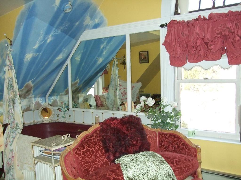 Enchanted Nights Bed & Bath Kittery Bilik gambar