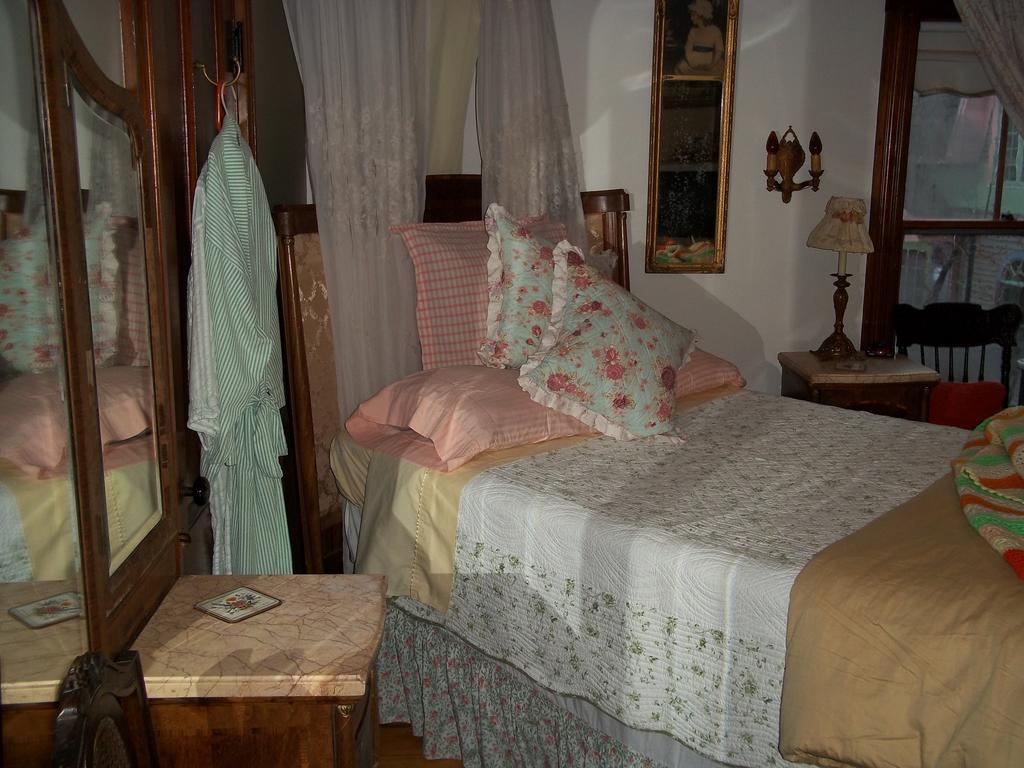 Enchanted Nights Bed & Bath Kittery Bilik gambar